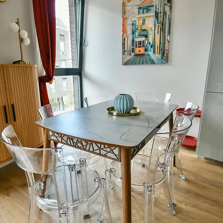 Stunning New Flat In Old Town Of